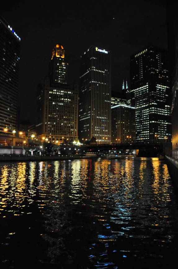 A iluminação noturna de Chicago, Illinois, nos Estados Unidos